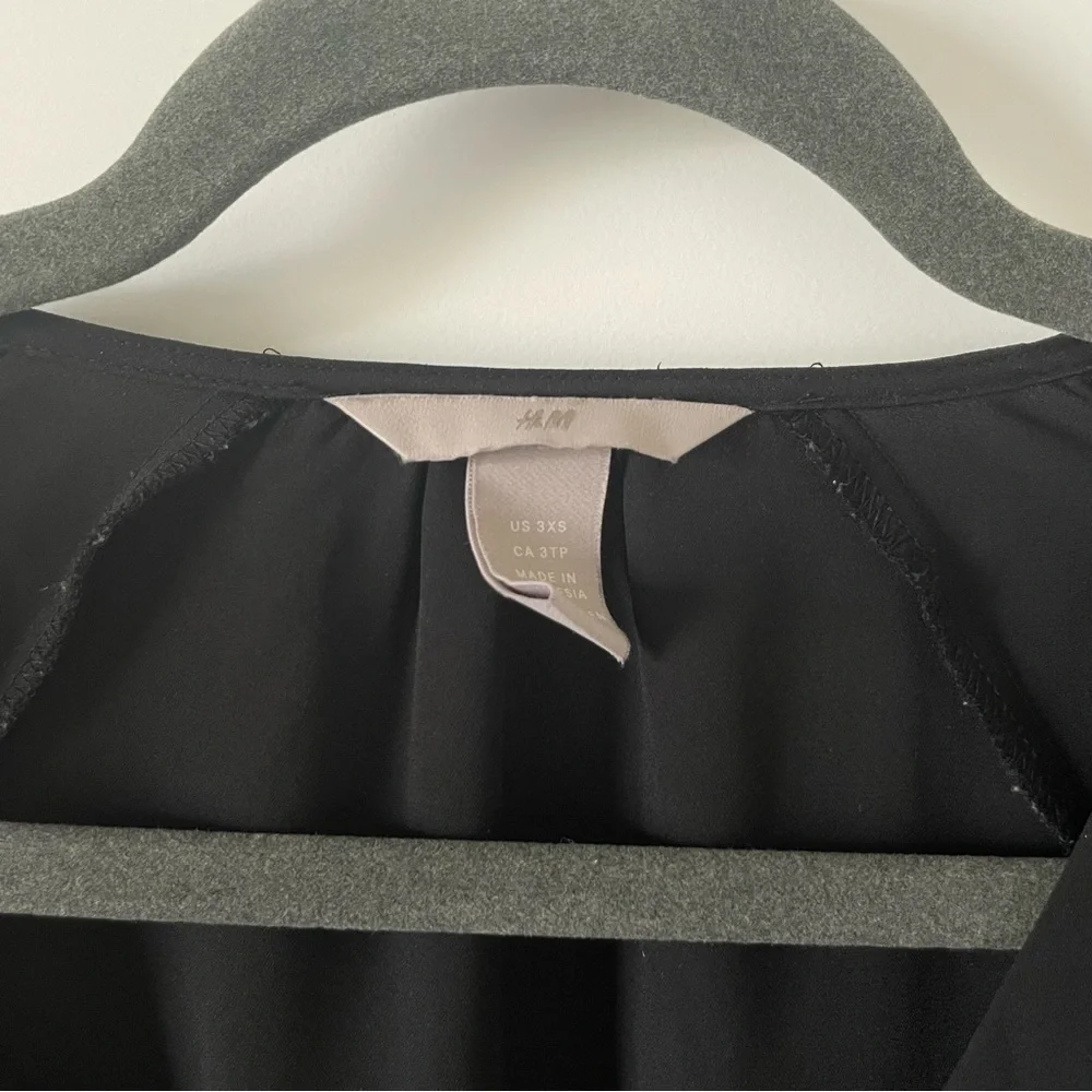 3/$45 H&M Chiffon Vneck Flutter Sleeve Blouse - Picture 2 of 5